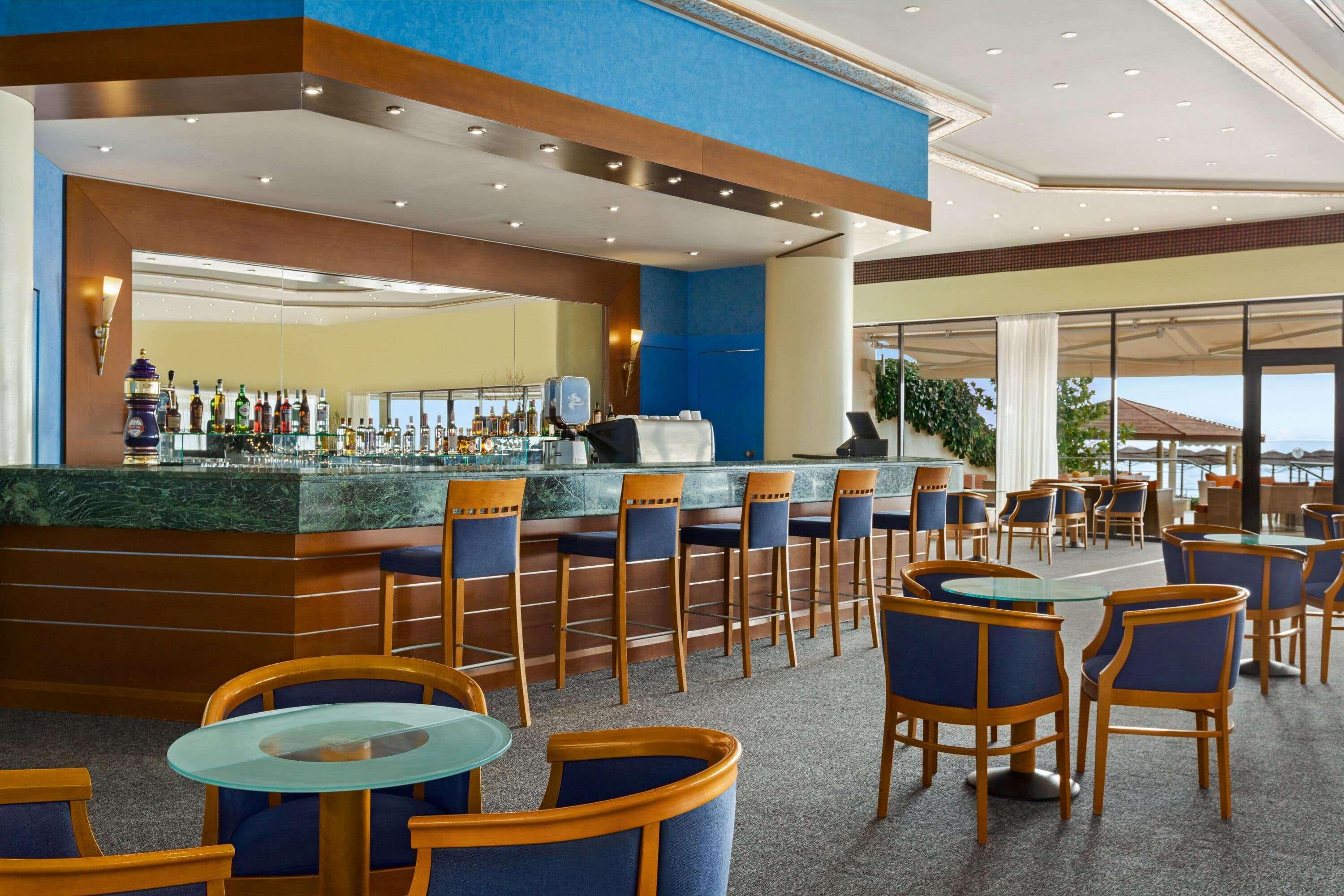 Hotel Ramada Plaza By Wyndham Thraki Alejandrópolis Exterior foto The bar at the Sheraton Club