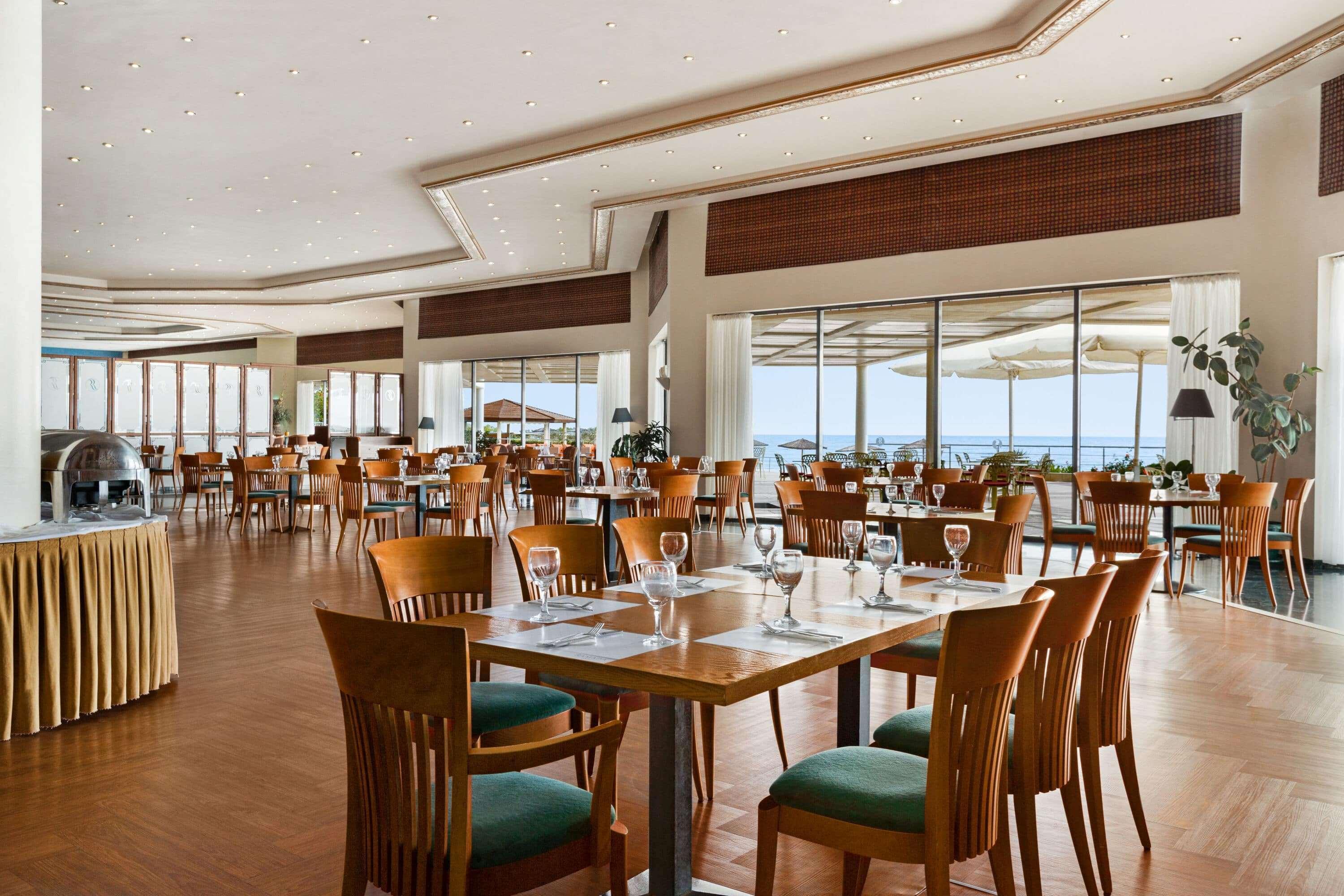 Hotel Ramada Plaza By Wyndham Thraki Alejandrópolis Exterior foto The restaurant