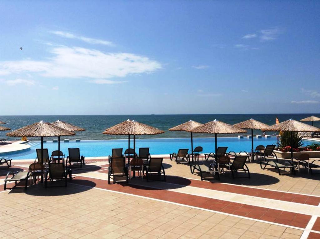 Hotel Ramada Plaza By Wyndham Thraki Alejandrópolis Exterior foto A pool at a resort in Varvarovski, Bulgaria