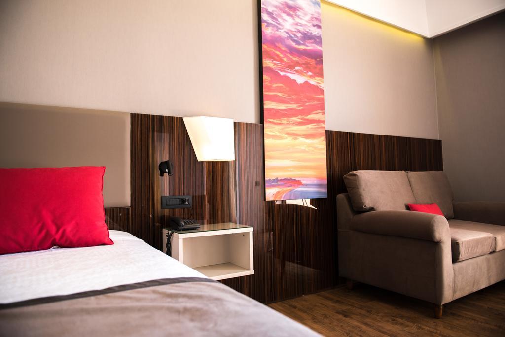 Hotel Ramada Plaza By Wyndham Thraki Alejandrópolis Exterior foto A room at the hotel