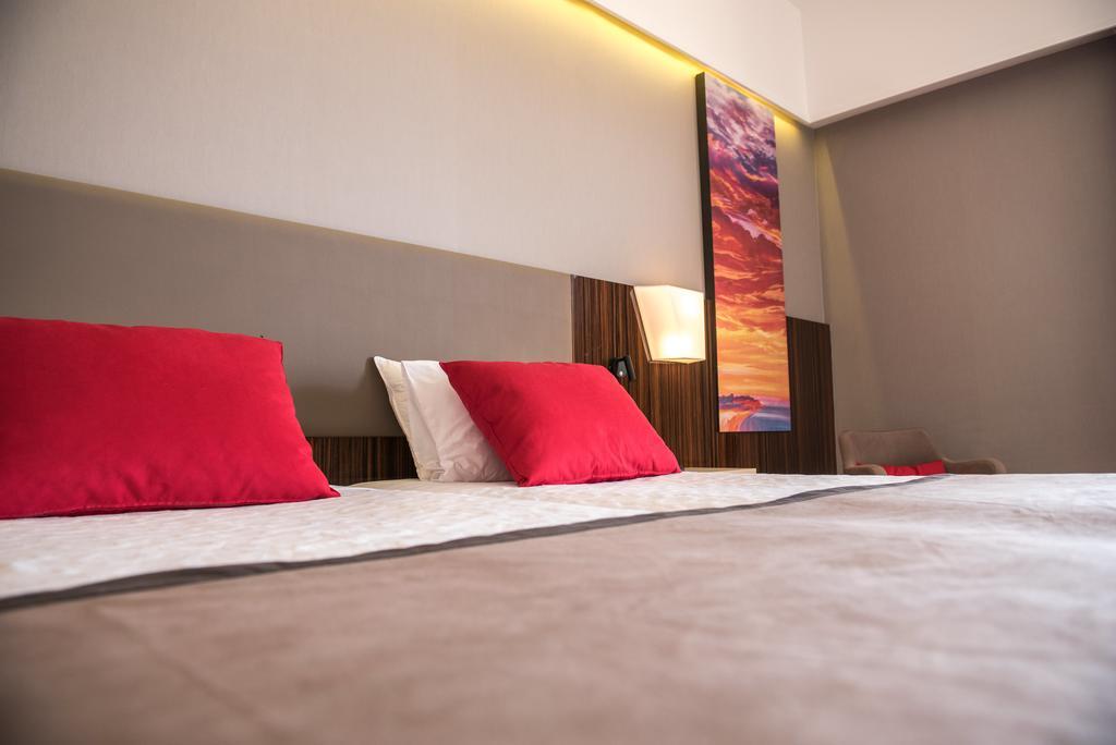Hotel Ramada Plaza By Wyndham Thraki Alejandrópolis Exterior foto A room at the hotel