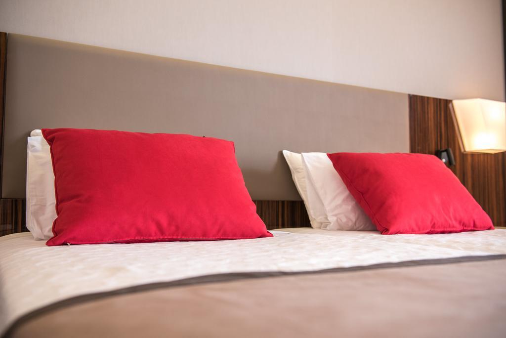 Hotel Ramada Plaza By Wyndham Thraki Alejandrópolis Exterior foto Pillows on a bed