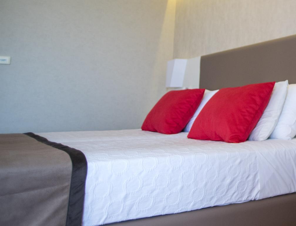 Hotel Ramada Plaza By Wyndham Thraki Alejandrópolis Exterior foto A bed with a throw