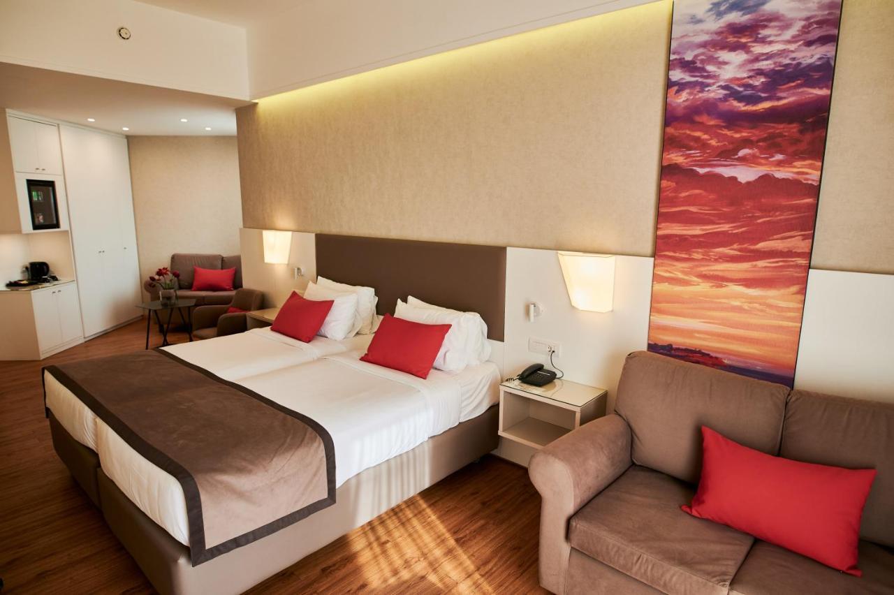 Hotel Ramada Plaza By Wyndham Thraki Alejandrópolis Exterior foto A room at the hotel